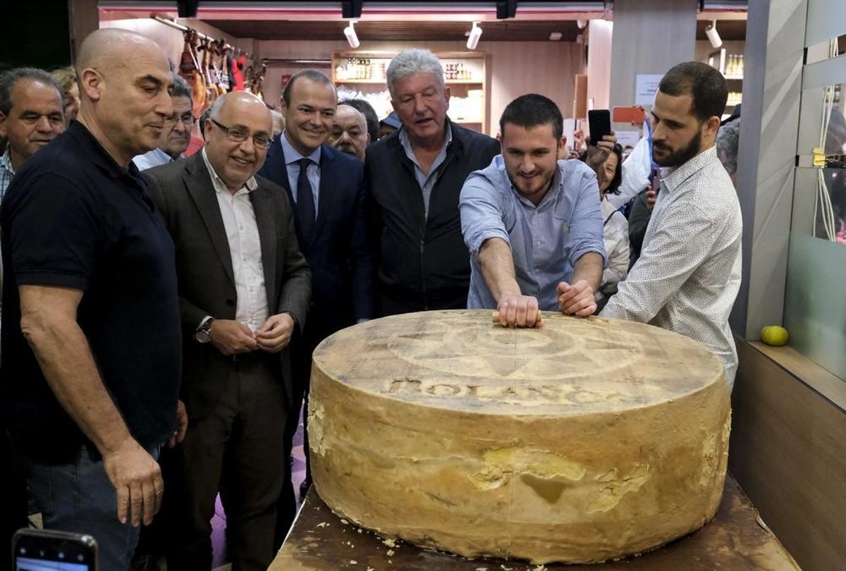 Bolaños corta un queso de su marca de 135 kilos en el Mercado Central