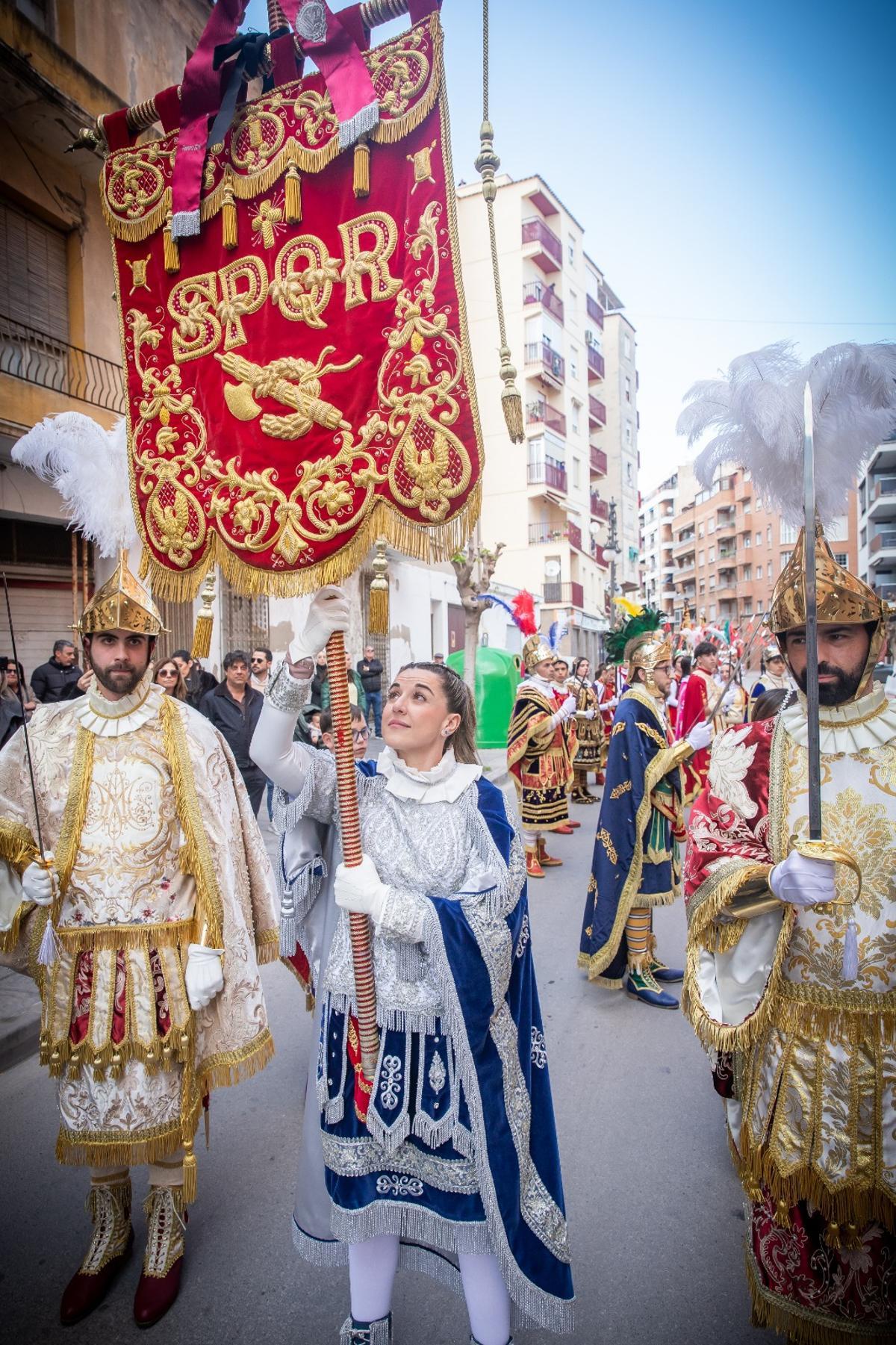 Lucía con el estandarte de la Centuria Romana