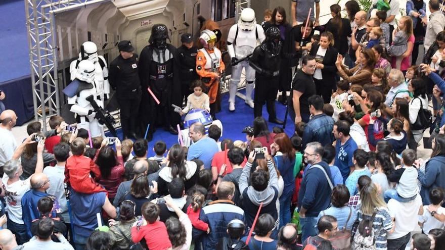 Desfile de personajes de &#039;Star Wars&#039; que los visitantes del Centro disfrutaron y aún pueden disfrutar.