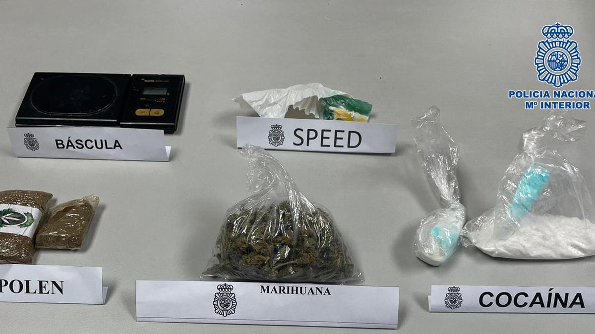 Sustancias y herramientas incautados al detenido que vendía droga en Las Palmas de Gran Canaria.