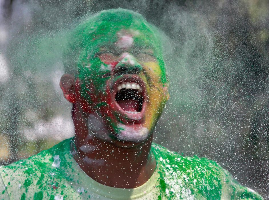 Explosión de color en el festival Holi en India.