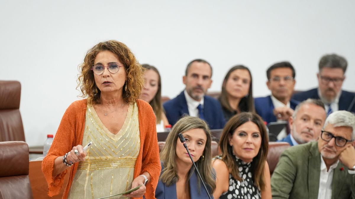 01/10/2026 La secretaria general del PSOE-A, María Jesús Montero, pregunta al presidente de la Junta, Juanma Moreno, en la sesión de control al Gobierno andaluz en el Pleno del Parlamento. ESPAÑA EUROPA POLÍTICA ANDALUCÍA MARÍA JOSÉ LÓPEZ/EUROPA PRESS