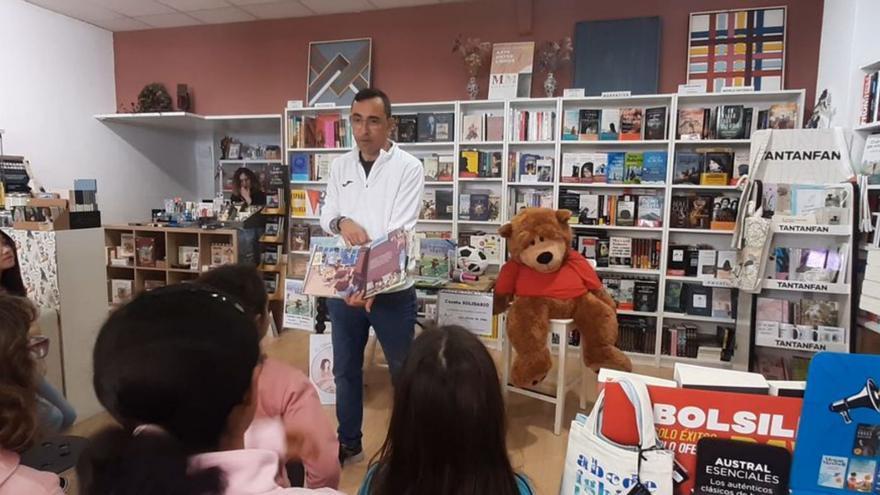 El autor del cuento solidario, Hermes García, durante la actividad. | E. P.