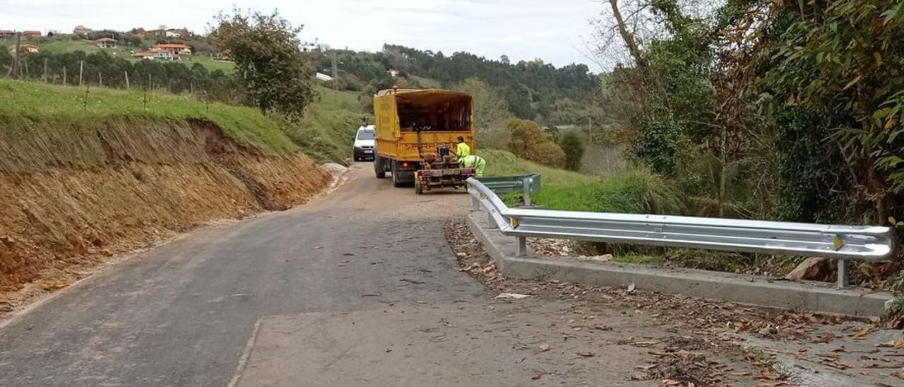 Operarios realizan los últimos retoques en la vía. | A. R.