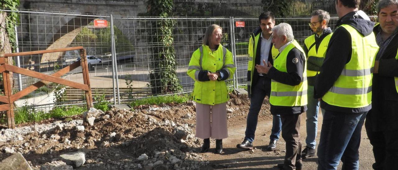 La conselleira supervisó este lunes el inicio de las obras de preparación del terreno. |   // FERNANDO CASANOVA