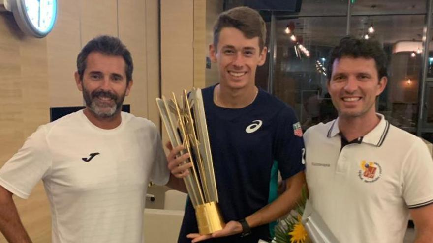 Adolfo Gutiérrez, Álex De Minaur y el fisioterapeuta alicantino Emilio Poveda, tras ganar el ATP 250 de Zhuhai (China).