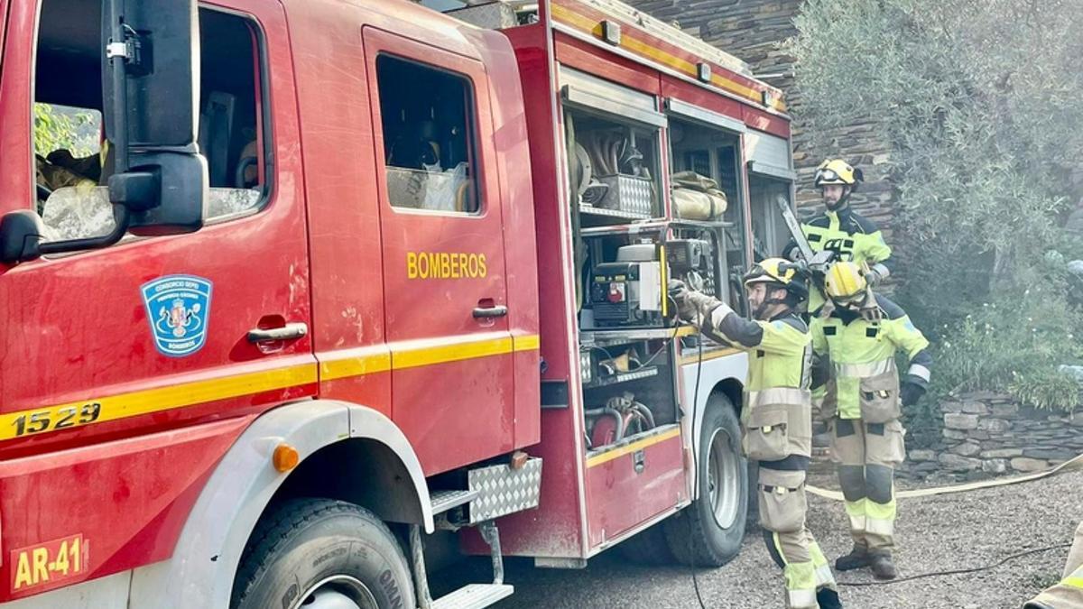 El fuego se inició en torno a las 10.00 horas de este martes y ha ocasionado grandes daños materiales.