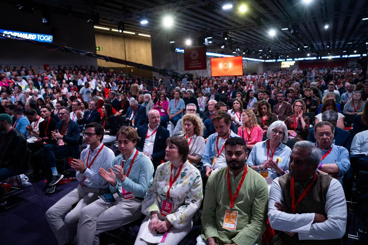 El público sigue el plenario del Global Progressive Mobilisation en Barcelona