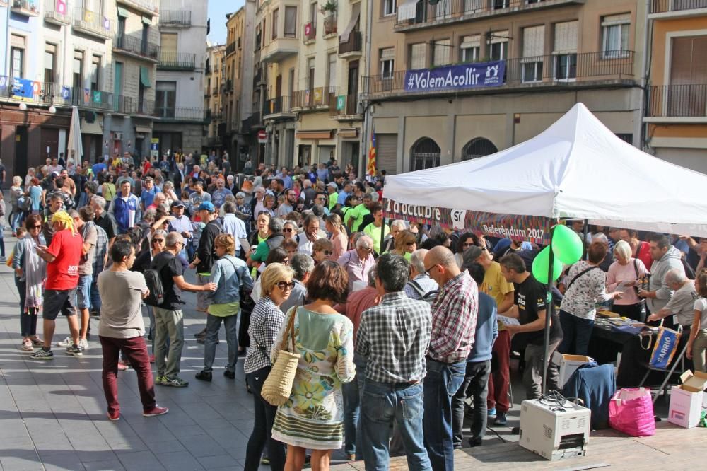 Penjada de cartells a Manresa pro referèndum