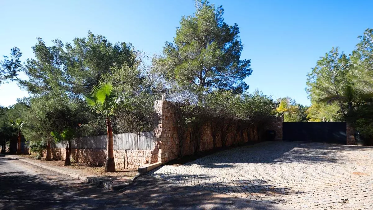 La propiedad comienza a derruir las construcciones ilegales de Casa Paola