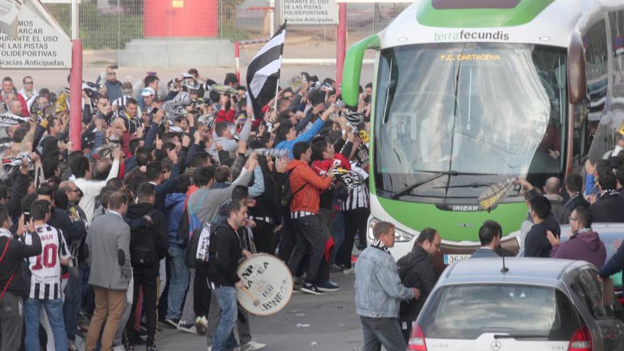 Los aficionados albinegros despidiendo al autocar con los jugadores del año pasado.