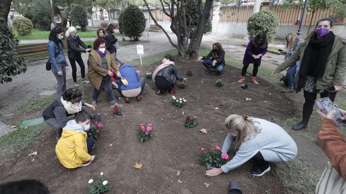 Sembrada colectiva ayer en los jardines de la Misericòrdia. | MANU MIELNIEZUK