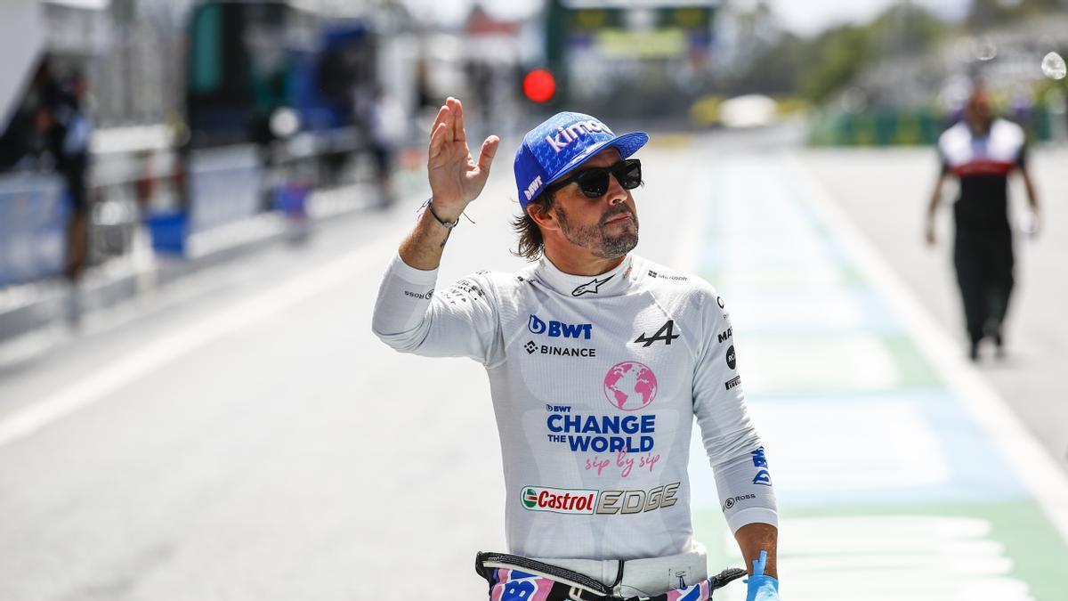 Fernando Alonso saluda a los aficionados en Montmeló.