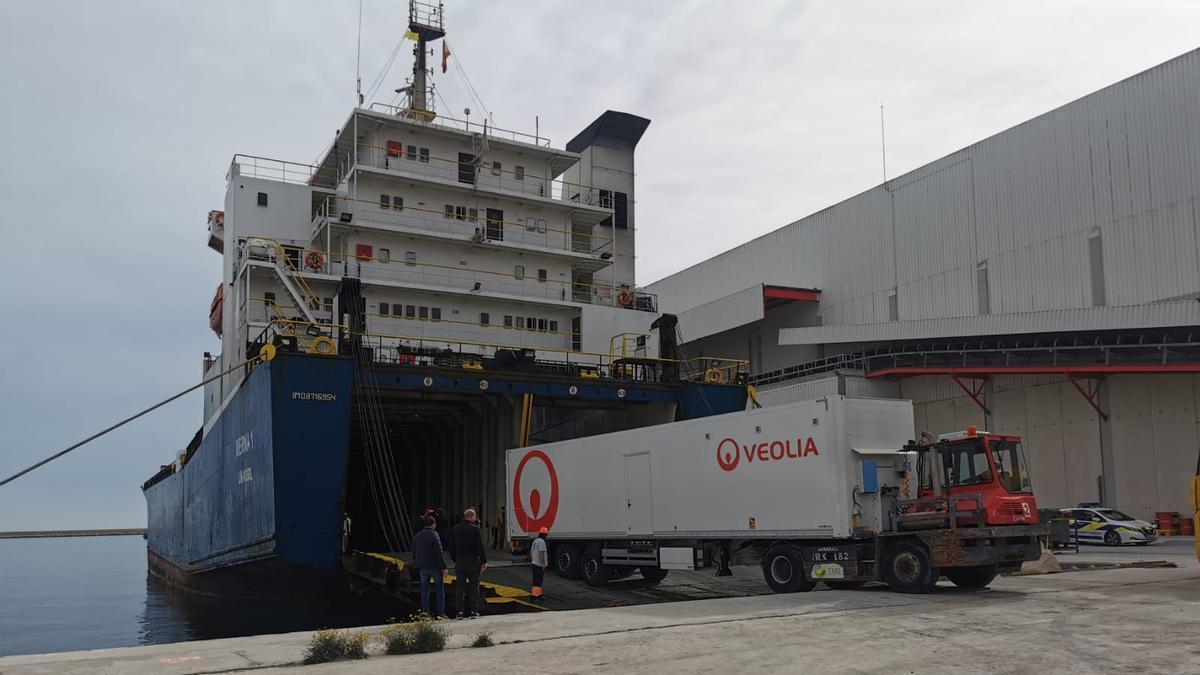 El buque que cubre la línea cargando camiones este pasado miércoles en el puerto de Alicante.