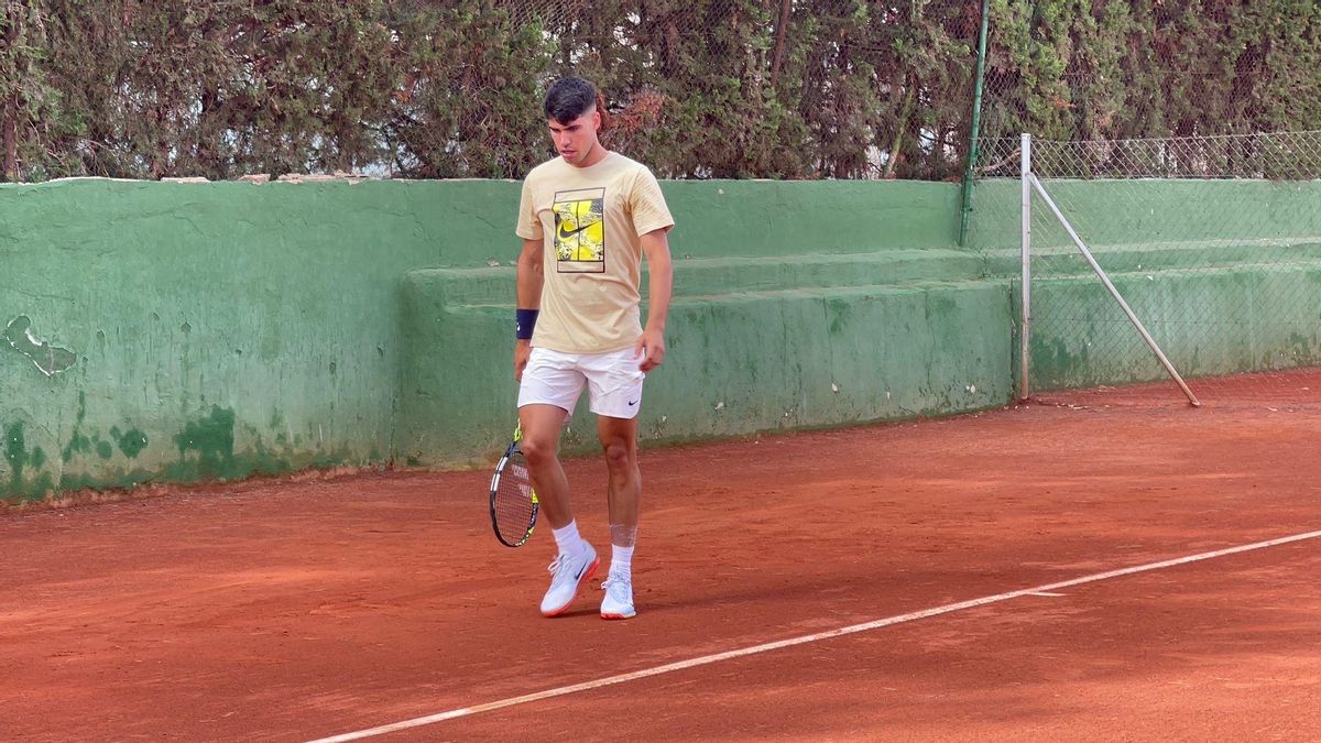 Carlos Alcaraz durante su entrenamiento en Murcia antes de poner rumbo a París.