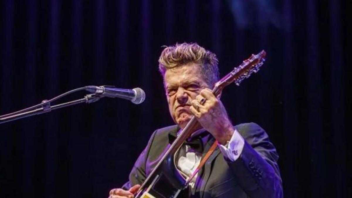 Santiago Auserón, Premio de las Letras Aragonesas 2025, dando un concierto.