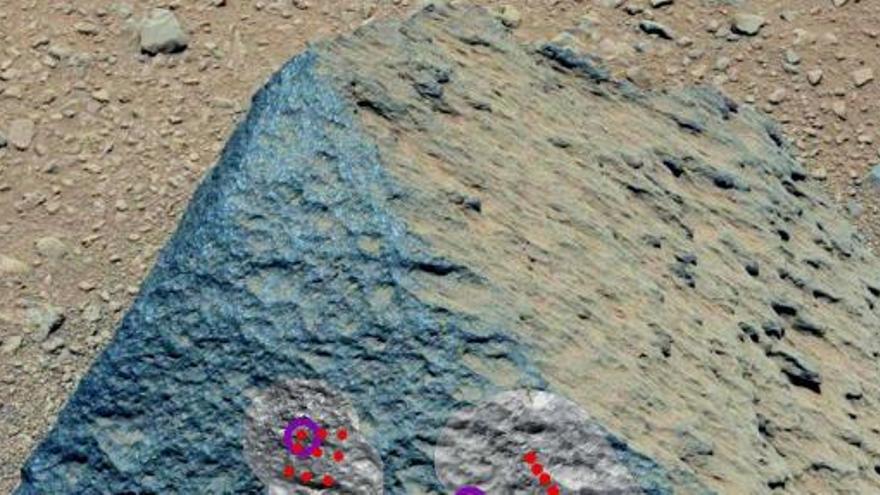 Así es la piedra hallada en Marte por el Curiosity.