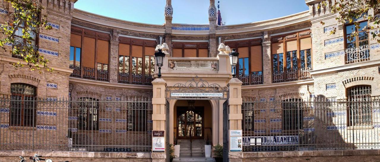 Fachada principal del balneario de la Alameda, de titularidad municipal y gestión privada. | F.B.