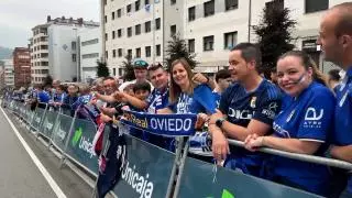 Una espectacular marea azul llena los alrededores del Carlos Tartiere para acompañar al bus del equipo