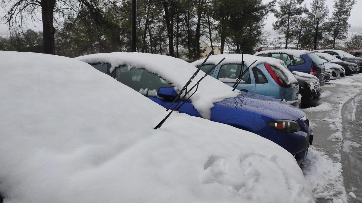 La nieve impide salir de casa en los pueblos del interior de la C. Valenciana