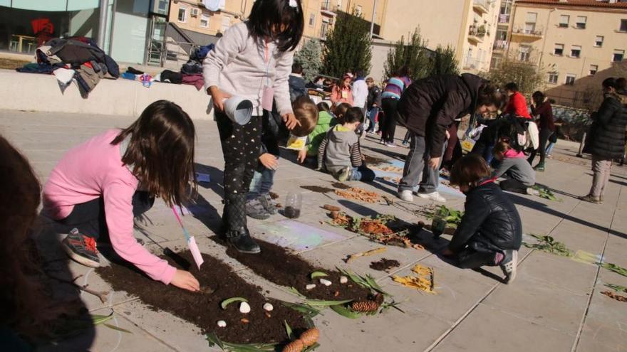 Alumnos de diferentes edades creando en grupo sus obras de arte.