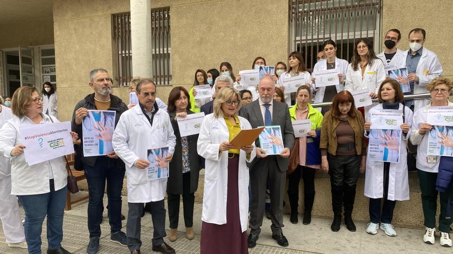 Los médicos de la Región proponen multas de hasta 30.000 euros para los agresores