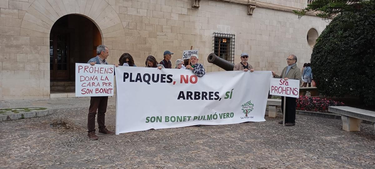 Miembros de la plataforma en la protesta sorpresa en el Consolat.