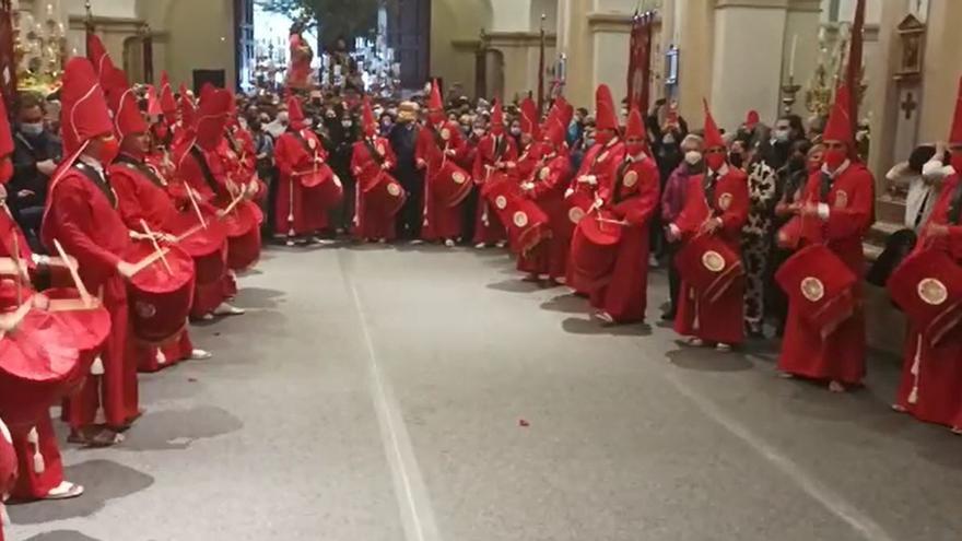 Los coloraos rinden homenaje al Cristo de la Sangre en el interior del museo