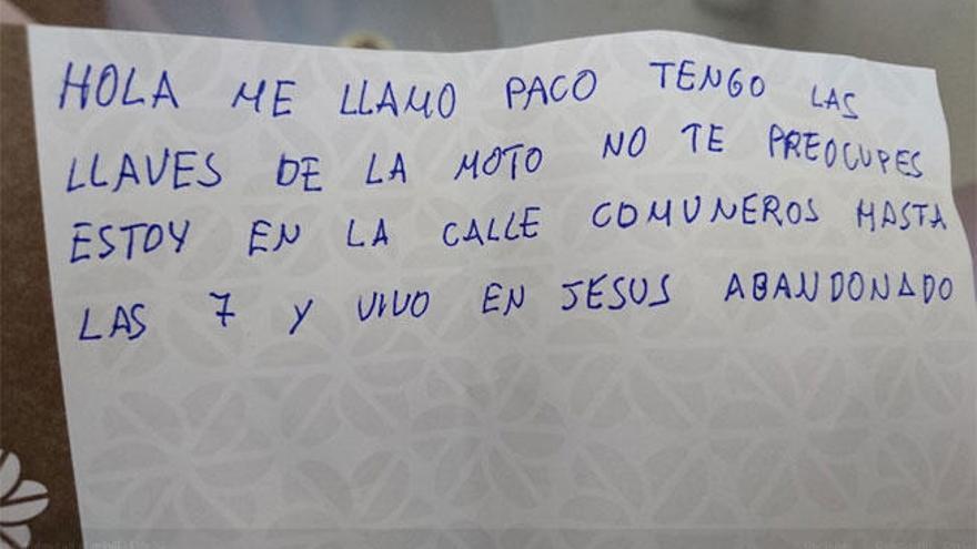 El gesto solidario de un indigente con un joven se vuelve viral