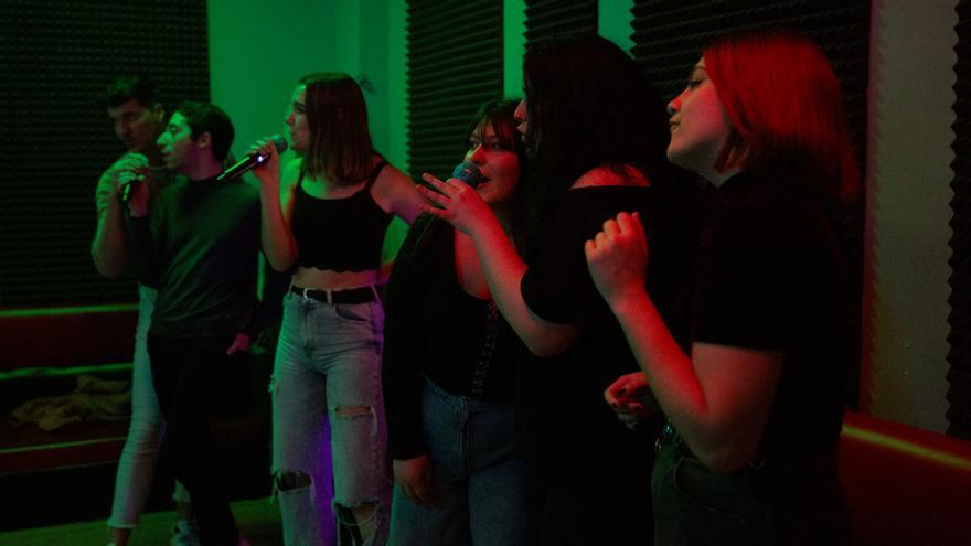 La nova moda és anar de  karaoke