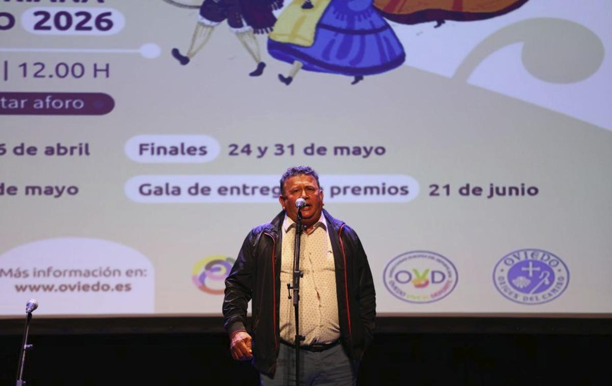 A la izquierda, Carlos Mier Mier, que abrió el concurso con su interpretación de «Facer un horru»; al lado, Vicente Prado, «El Pravianu», acompañando a la gaita al pasiego Manuel Sañudo Sainz. | MARIO CANTELI