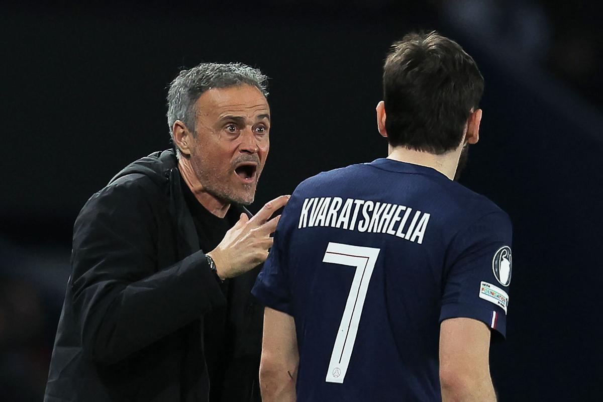 Luis Enrique da instrucciones a Kvaratskhelia en el choque de este miércoles contra el Mónaco en París.