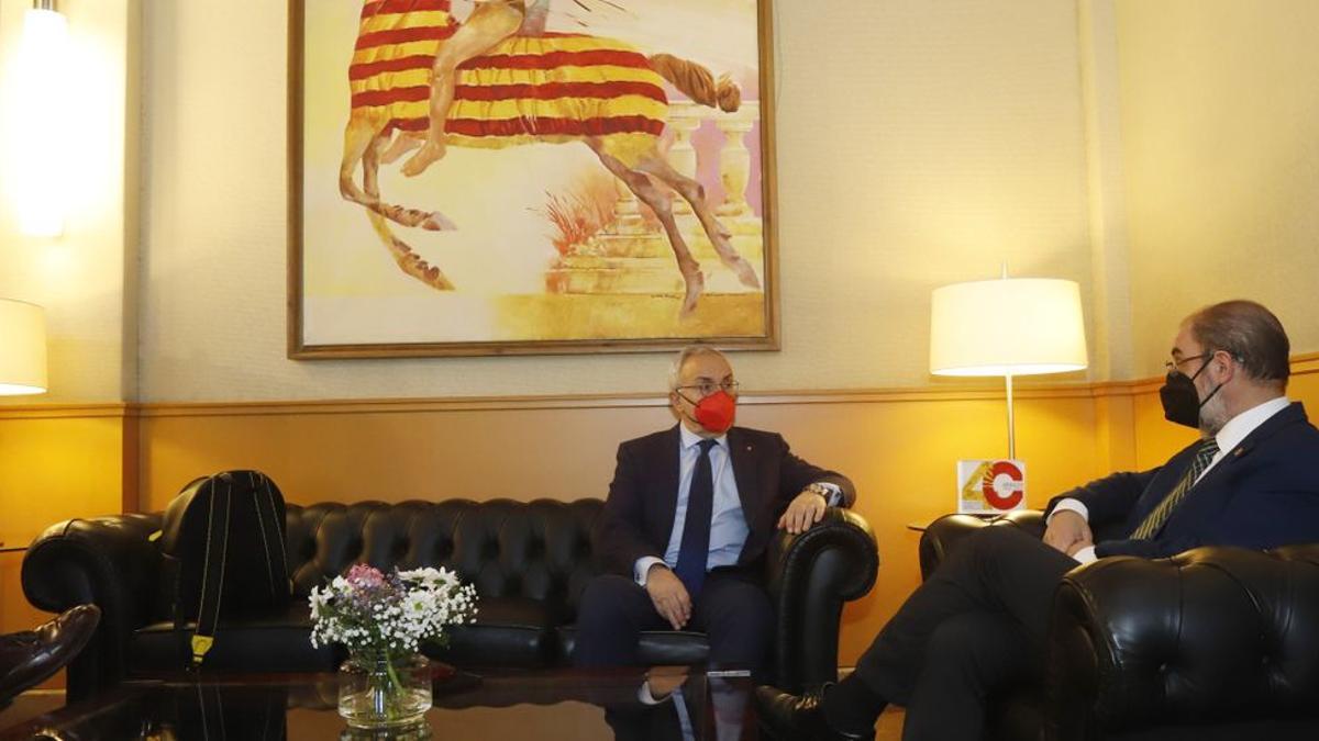 El presidente del COE, Alejandro Blanco, y el presidente de Aragón, Javier Lambán, conversan en el Pignatelli bajo el 'San Jorge abanderado' de Natalio Bayo.