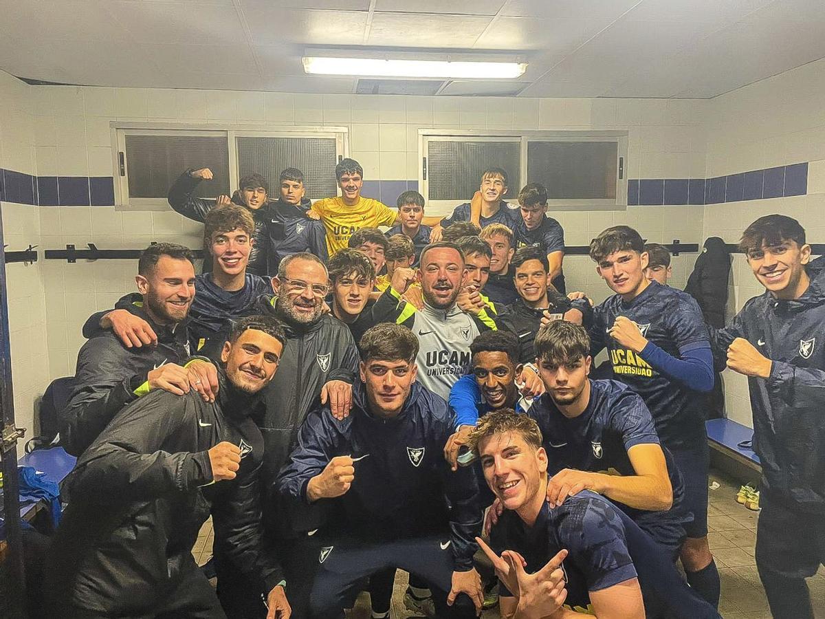 La plantilla del UCAM celebra el triunfo