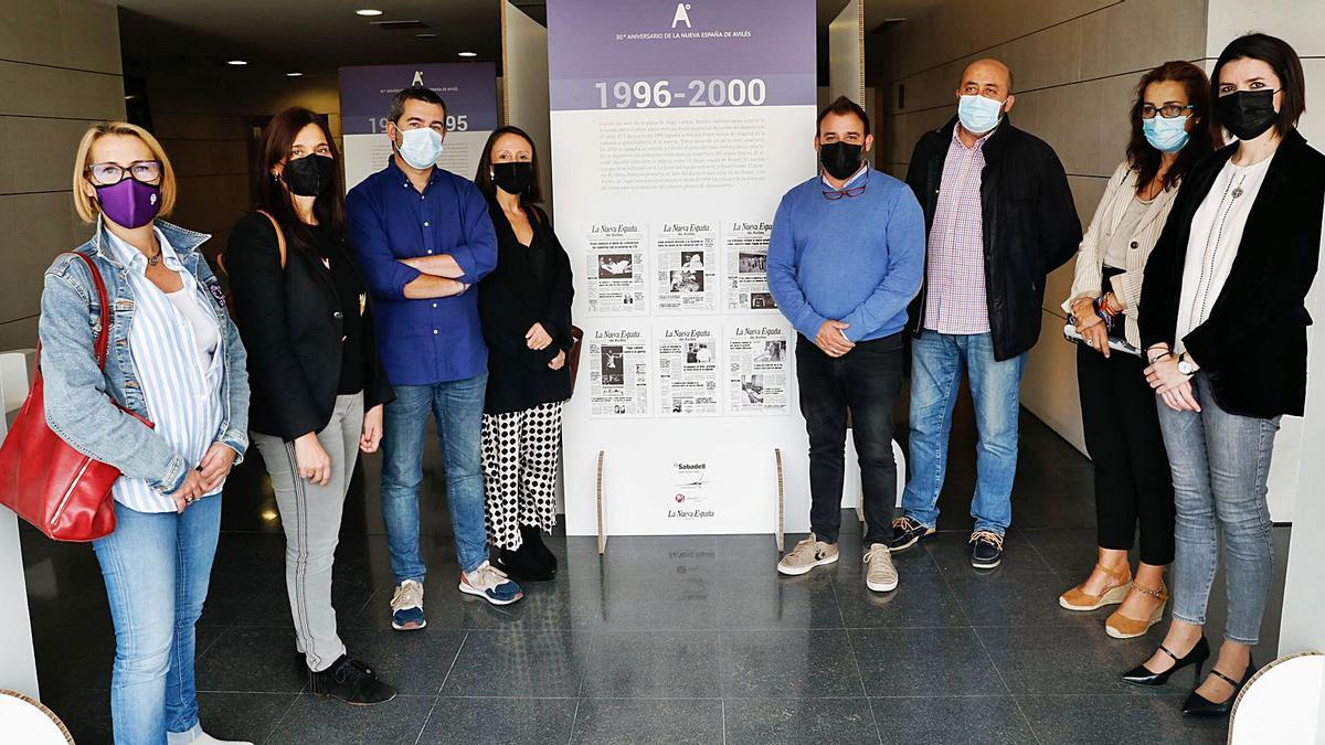 Por la izquierda, Eva Menéndez, Yasmina Triguero, Manuel Campa, Melania Álvarez, Iván López, José Ángel González, Lourdes López y Covadonga Jiménez, ayer, en la inauguración de la exposición de LA NUEVA ESPAÑA de Avilés en el Valey. | Mara Villamuza