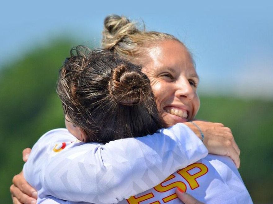 Sara Ouzande se abraza a Teresa Portela.