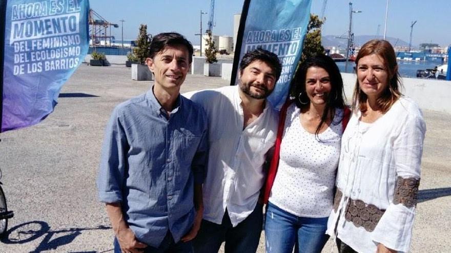 Miembros de la candidatura de Málaga Ahora, en la rueda de prensa ofrecida en el puerto.
