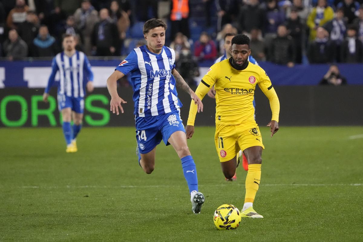 Vitoria, 23/02/2026.- El centrocampista del Girona Thomas Lemar (d) disputa un balón con el defensa del Alavés Nahuel Tenaglia (i) durante el encuentro correspondiente a la jornada 25 de Laliga EA Sports que Deportivo Alavés y Girona FC disputan este lunes en el estadio de Mendizorroza, en Vitoria. EFE/ Adrián Ruiz Hierro Vitoria, 23/02/2026.- El centrocampista del Girona Thomas Lemar (d) disputa un balón con el defensa del Alavés Nahuel Tenaglia (i) durante el encuentro correspondiente a la jornada 25 de Laliga EA Sports que Deportivo Alavés y Girona FC disputan este lunes en el estadio de Mendizorroza, en Vitoria. EFE/ Adrián Ruiz Hierro