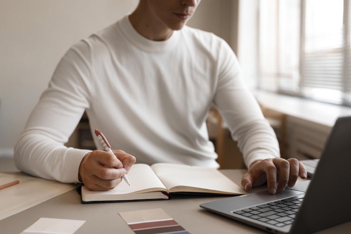 Imagen de archivo de un joven opositor estudiando con un ordenador.