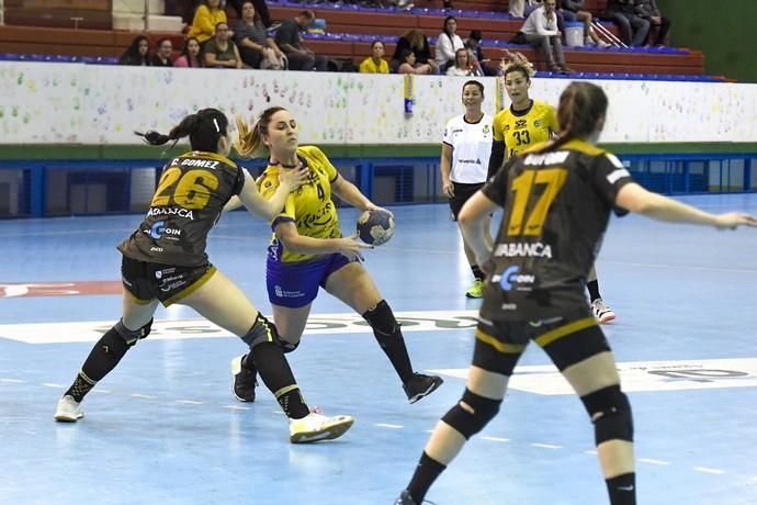 26-02-20 DEPORTES. PABELLON DE LAS REMUDAS. BARRIO DE LAS REMUDAS. TELDE. Partido de balonmano femenino entre el Remudas Rocasa y el Guardés disputado en Pabelloon Antonio Moreno del barrio teldense de Las Remudas.    Fotos: Juan Castro.  | 26/02/2020 | Fotógrafo: Juan Carlos Castro