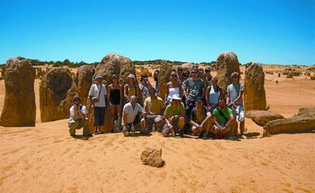 Un grup internacional de ’singles’ al desert d’Austràlia. Un grup internacional de ’singles’ al desert d’Austràlia.