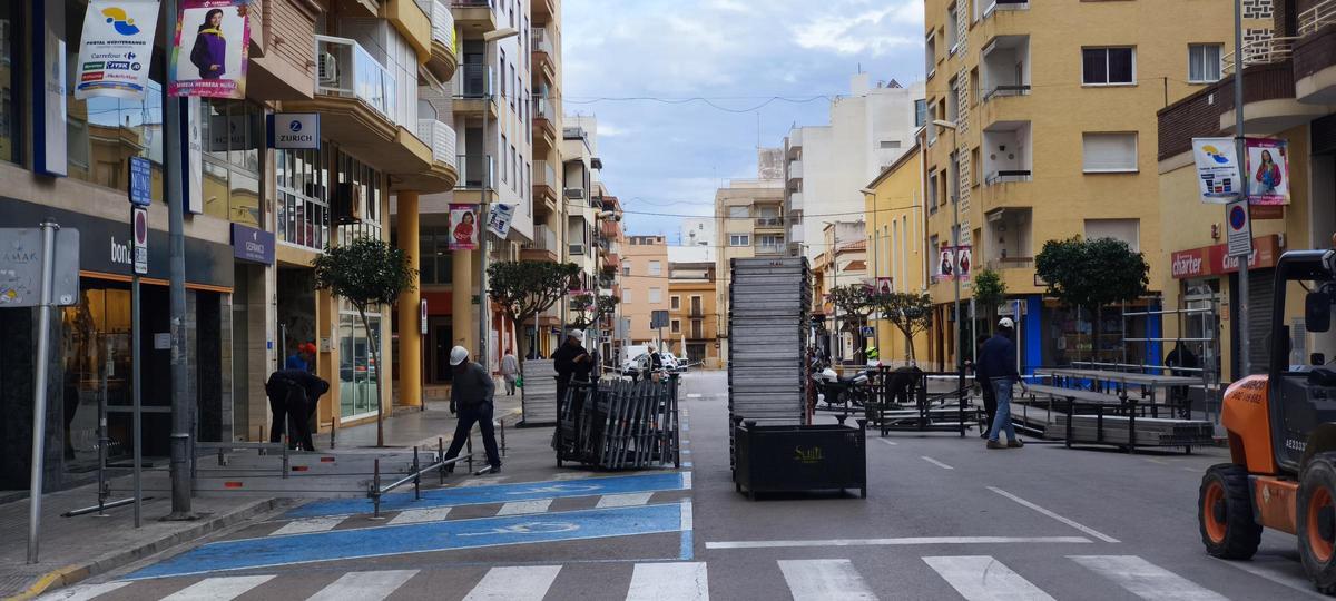 Fotos del montaje del sambódromo en la avenida País Valencià.