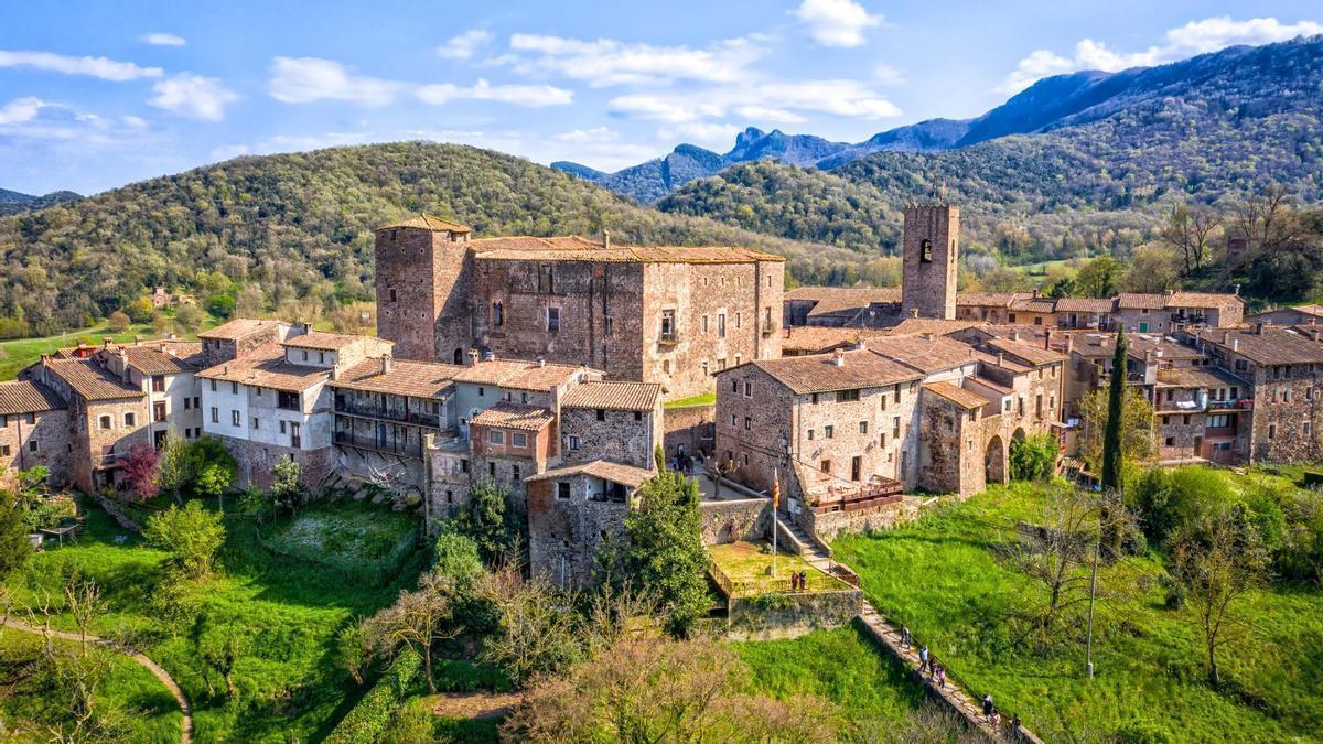 Es una de las joyas escondidas de Cataluña, y uno de los pueblos medievales más bonitos de Girona.