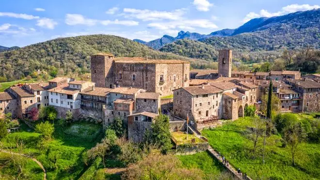 Lo siento Teruel, pero el pueblo medieval más bonito de España está en Girona con rutas de senderismo y castillos únicos