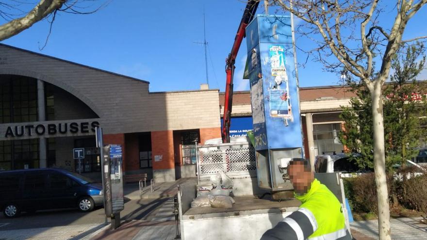 Desmantelamiento de la cabina situada frente a la estación de autobuses de Zamora, este martes. | Cedida