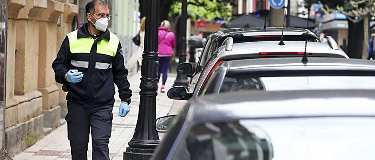 Un vigilante de la zona ORA. | Julián Rus