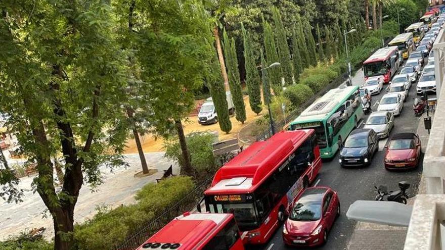 Desvíos de tráfico y autobuses por el caos circulatorio en El Carmen