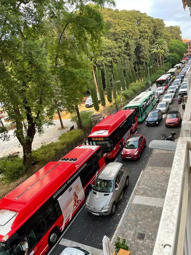 Desvíos de tráfico y autobuses por el caos circulatorio en El Carmen