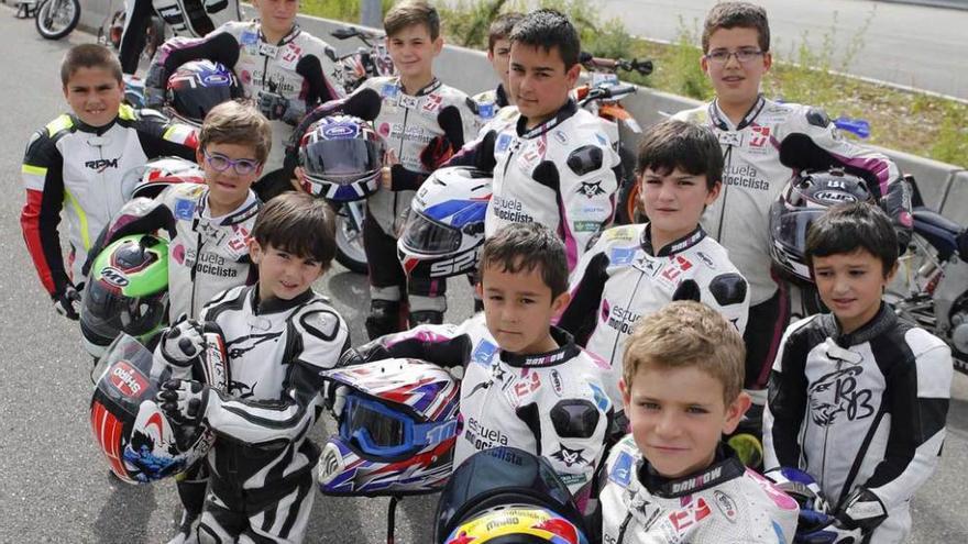 Algunos de los pilotos de la Escuela Motociclista.