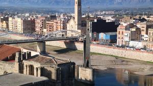 Centro de la ciudad de Tortosa, con el río Ebro en primer plano